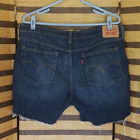 Levi boyfriend cut off shorts - Picture 3 of 3